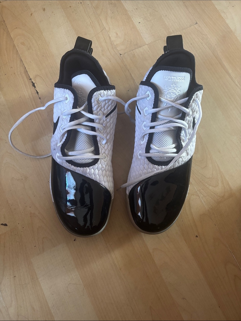 Nike Men’s White and Black Low-Top Sneakers